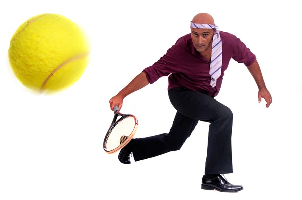 Geschäftsmann spielt Tennis — Stockfoto