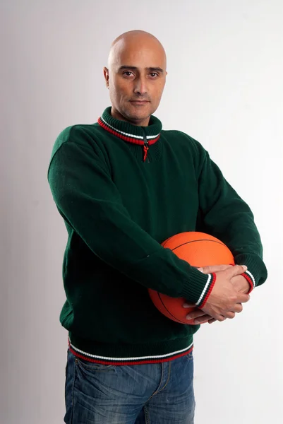 Erwachsener Mann mit Basketball — Stockfoto