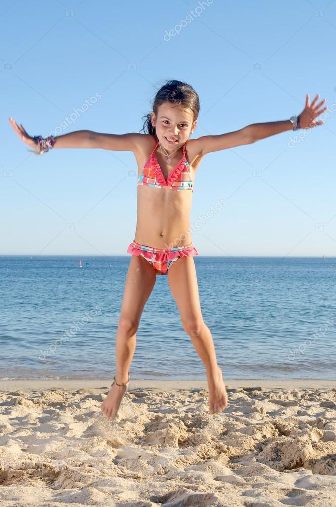 Красивые фото ребенка на море летом. Девочка 10 лет в ванной. Маленькие девчонки на пляже лежат. Дети на пляже коса. Девочки 10 лет на море купальник.