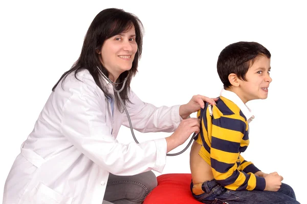 Vrouwelijke arts met jongen — Stockfoto