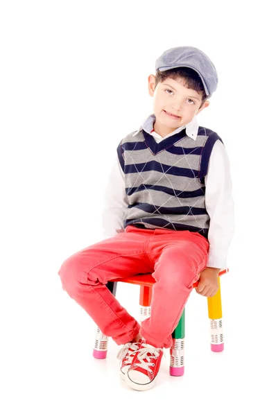 Junge sitzt auf einem Stuhl — Stockfoto