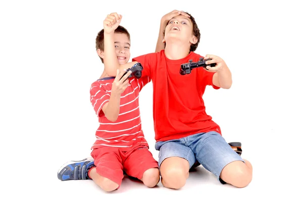 Мальчики играют в видеоигры — стоковое фото