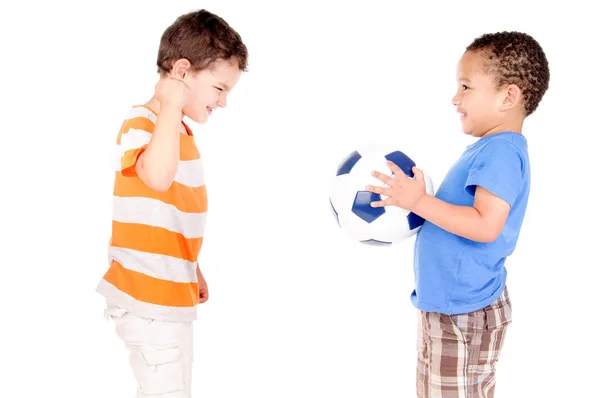 Мальчики с футбольным мячом — стоковое фото