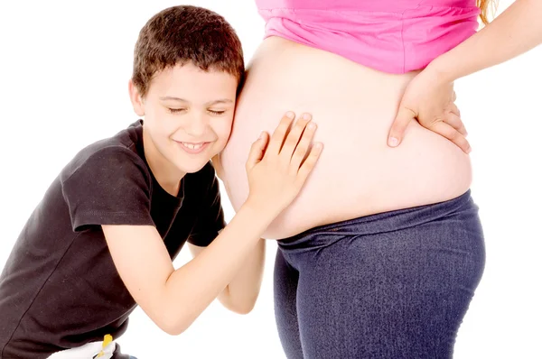 Chłopiec słucha matki brzuch — Zdjęcie stockowe