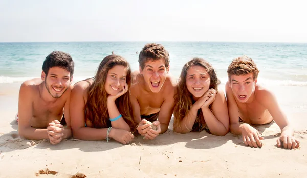 Friends at the beach — Stock Photo, Image