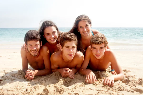 Amigos na praia — Fotografia de Stock