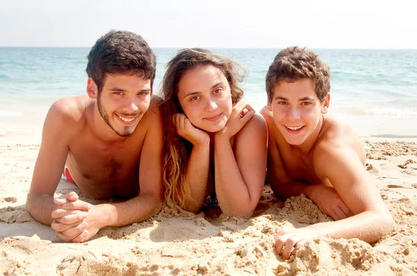 Freunde am Strand — Stockfoto