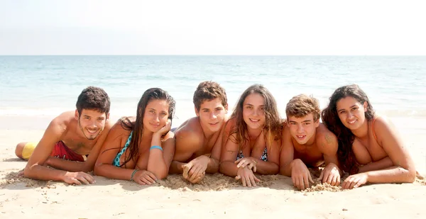 Amigos en la playa —  Fotos de Stock