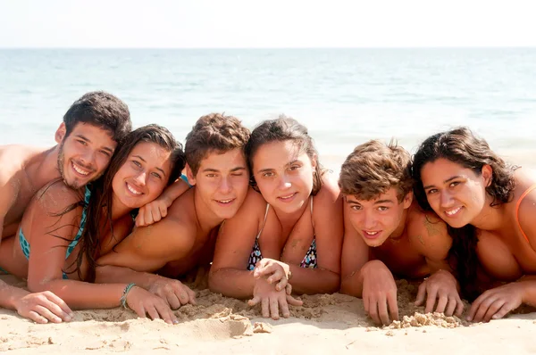 Amigos en la playa — Foto de Stock