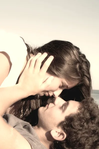 Een paar op het strand. — Stockfoto