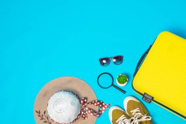 Kadının aksesuarları kumaşlı arka plan görünümünde düz yatıyor 