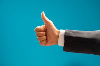 İşadamı başparmağını kaldırıyor.