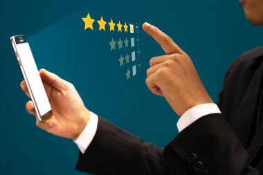 Erkekler ona gülümseyen yüzlü ve beş yıldızlı sanal arayüz ekranı tabletinden memnun olduğunu gösteriyor.