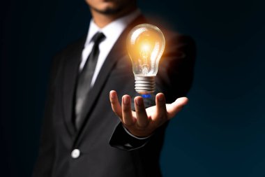 Aydınlatılmış ampul, yenilikçi ilham kavramı. İş fikri.