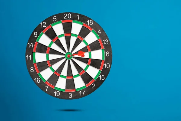 uçan dart tahtası mavi arkaplanda izole edildi