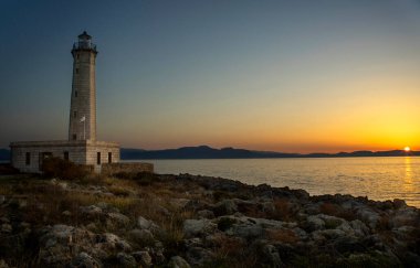 Gythio deniz feneri gün batımında