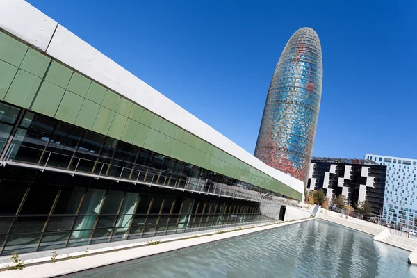 gölet ve Agbar Kulesi