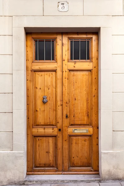 Puerta de madera doble con llamador Fotos De Stock Sin Royalties Gratis