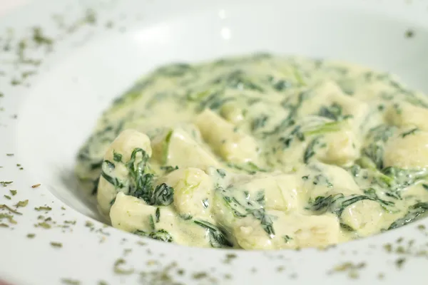 Gnocchi with spinach and cream sauce — Stock Photo, Image