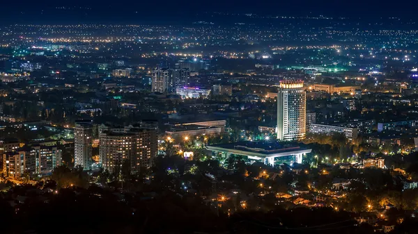 Готель Казахстану в ніч Алмати — стокове фото