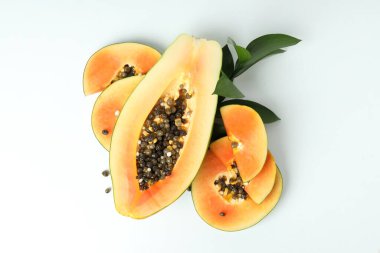 Beyaz arka planda yaprakları olan taze olgun papaya.