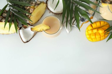 Pina colada kokteyli ve beyaz arka plandaki malzemeler..