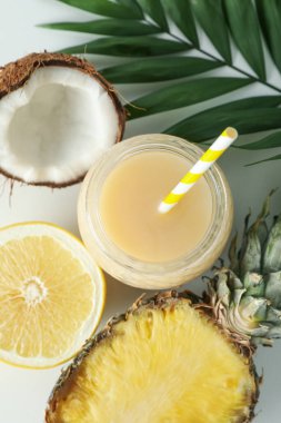 Pina colada kokteyli ve beyaz arka plandaki malzemeler..