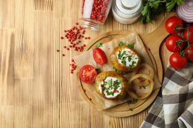 Lezzetli yemek kavramı ve ahşap masada fırında patates.