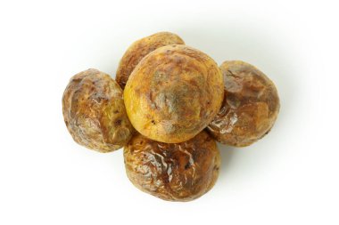 Beyaz arka planda izole edilmiş lezzetli fırında patates..