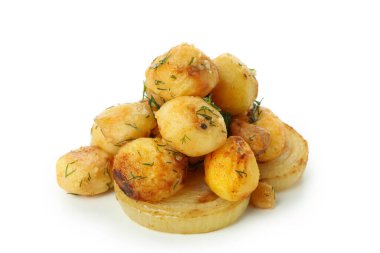 Beyaz arka planda soğanlı fırında patates..