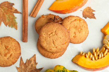 Beyaz desenli arka planda balkabağı kurabiyeleri, üst görünüm.