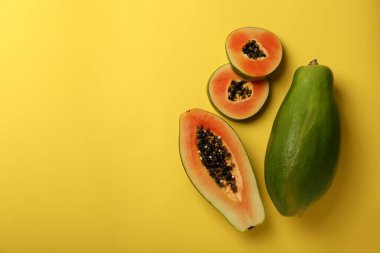 Sarı arkaplanda olgun papaya, metin için boşluk