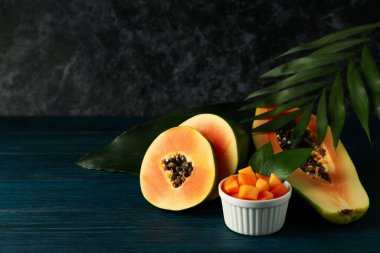 Tahta masa üzerinde yaprakları olan taze papaya, metin için boşluk
