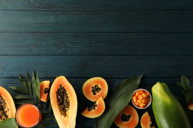 Ahşap zemin üzerinde taze olgun papaya, metin için boşluk