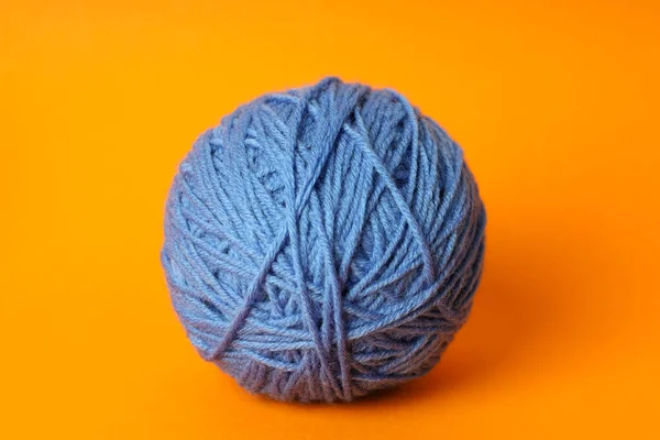 Blauwe Bol Garen Oranje Achtergrond — Stockfoto