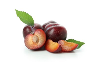 Beyaz arkaplanda yapraklı erikler.