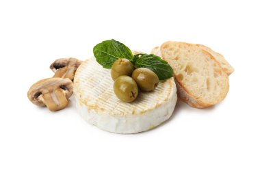 Beyaz arka planda izole edilmiş ızgara camembert ile lezzetli yemek kavramı.