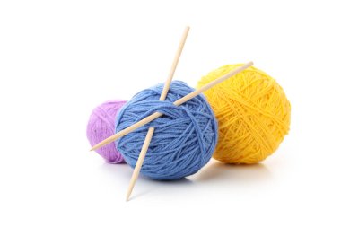 Beyaz arka plan üzerinde izole iplik topları