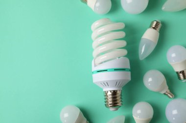 Nane arkaplan üzerinde enerji tasarrufu ampulleri, metin için yer.