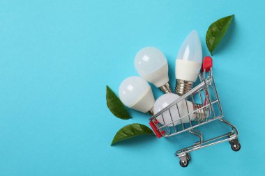 Mavi arkaplanda enerji tasarrufu kavramı.