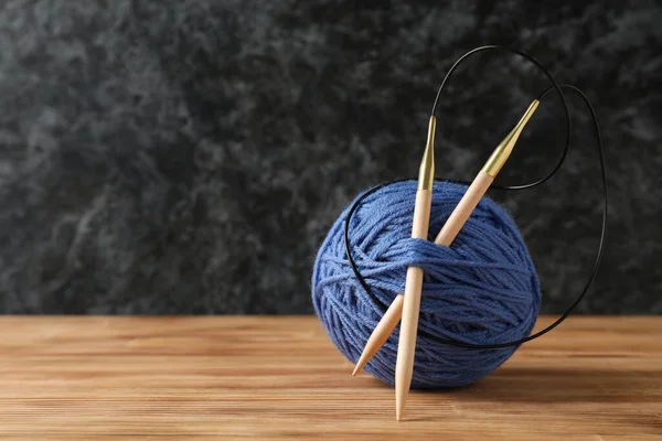 Garnboll Med Strumpst Träbord — Stockfoto