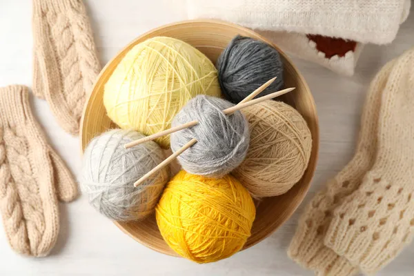 白木のテーブルの上で編み物の概念 — ストック写真