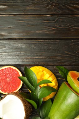Ahşap zemin üzerinde egzotik meyveler, metin için boşluk.