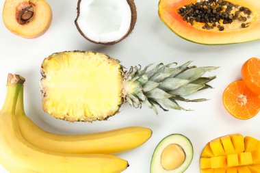 Beyaz arka planda egzotik meyveler ile düz yatıyordu.