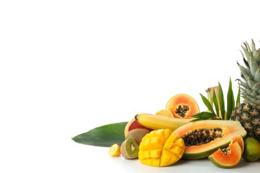 Olgun egzotik meyveler beyaz arka planda izole.
