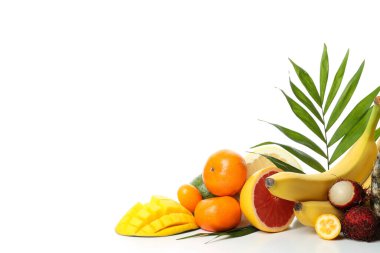 Olgun egzotik meyveler beyaz arka planda izole.