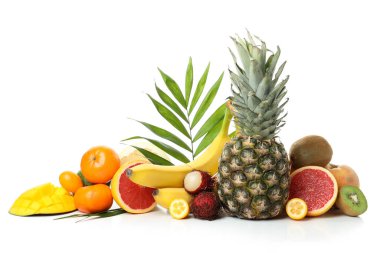 Olgun egzotik meyveler beyaz arka planda izole.