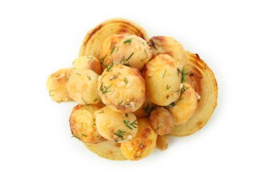 Beyaz arka planda soğanlı fırında patates..