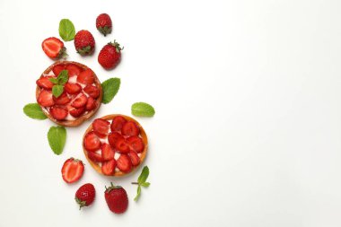 Beyaz arkaplanda lezzetli çilekli turtalar, metin için boşluk.