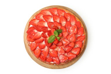 Beyaz arkaplanda yalıtılmış çilekli turta ile yuvarlak tahta.